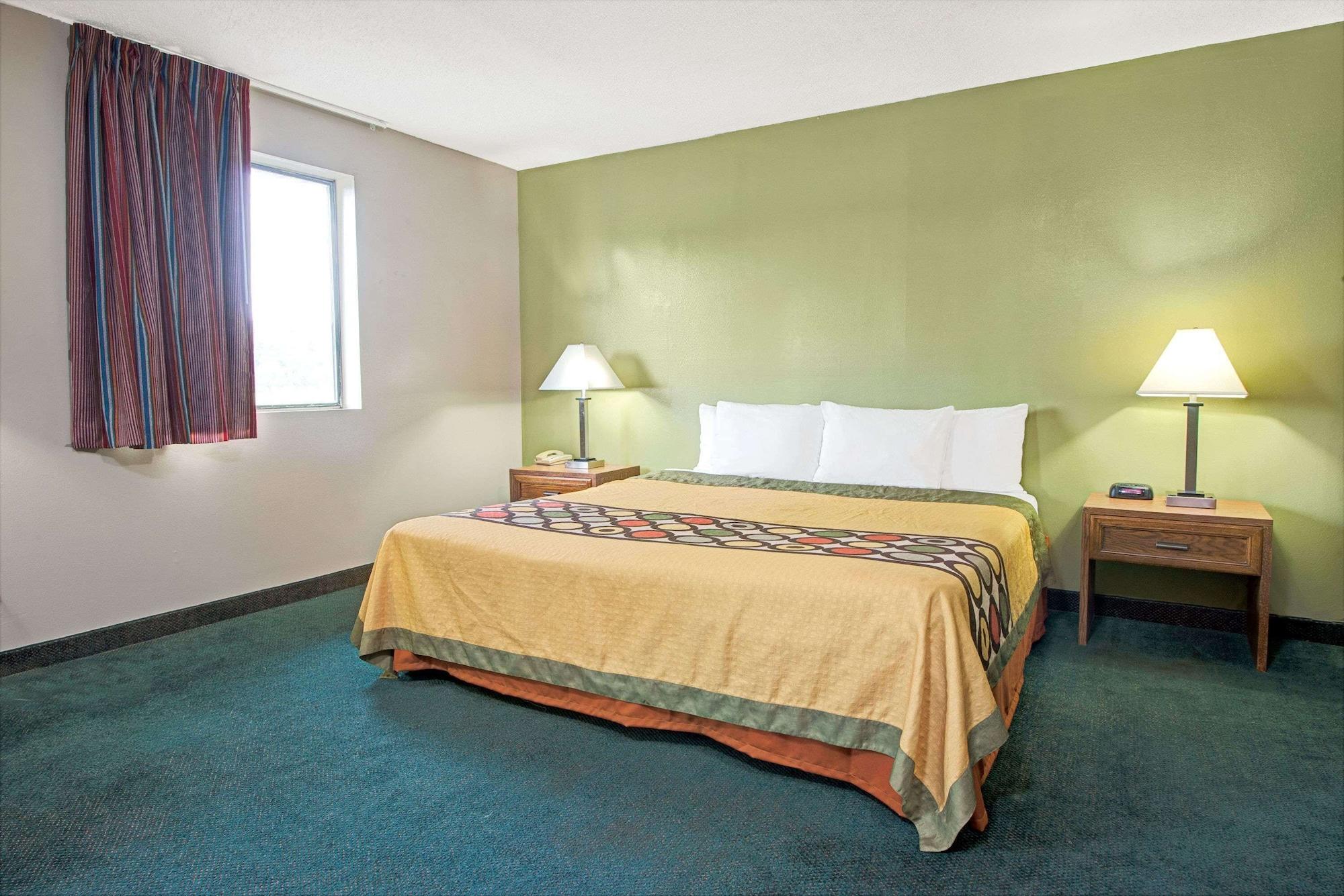 Super 8 by Wyndham Eureka/Six Flags Nearby Hotel Bagian luar foto