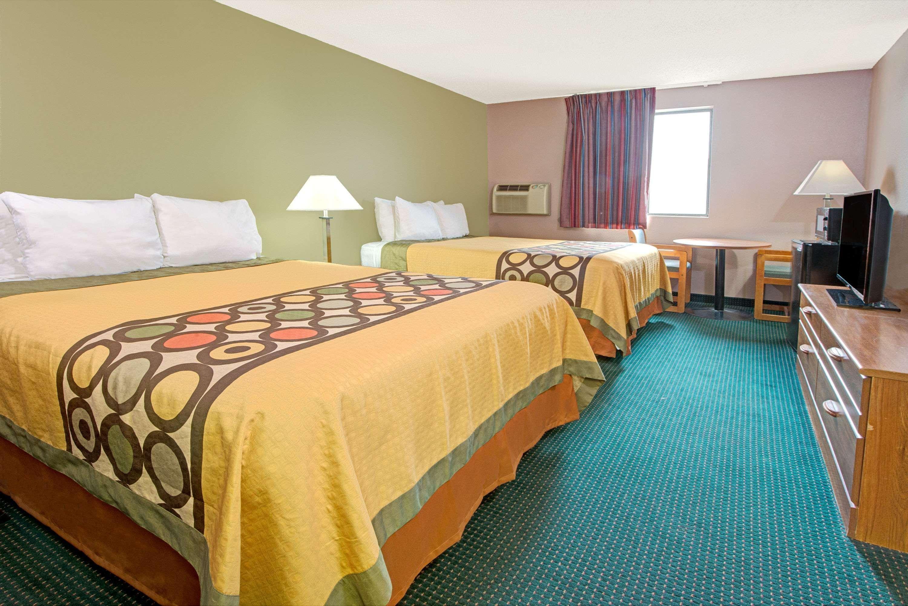 Super 8 by Wyndham Eureka/Six Flags Nearby Hotel Bagian luar foto