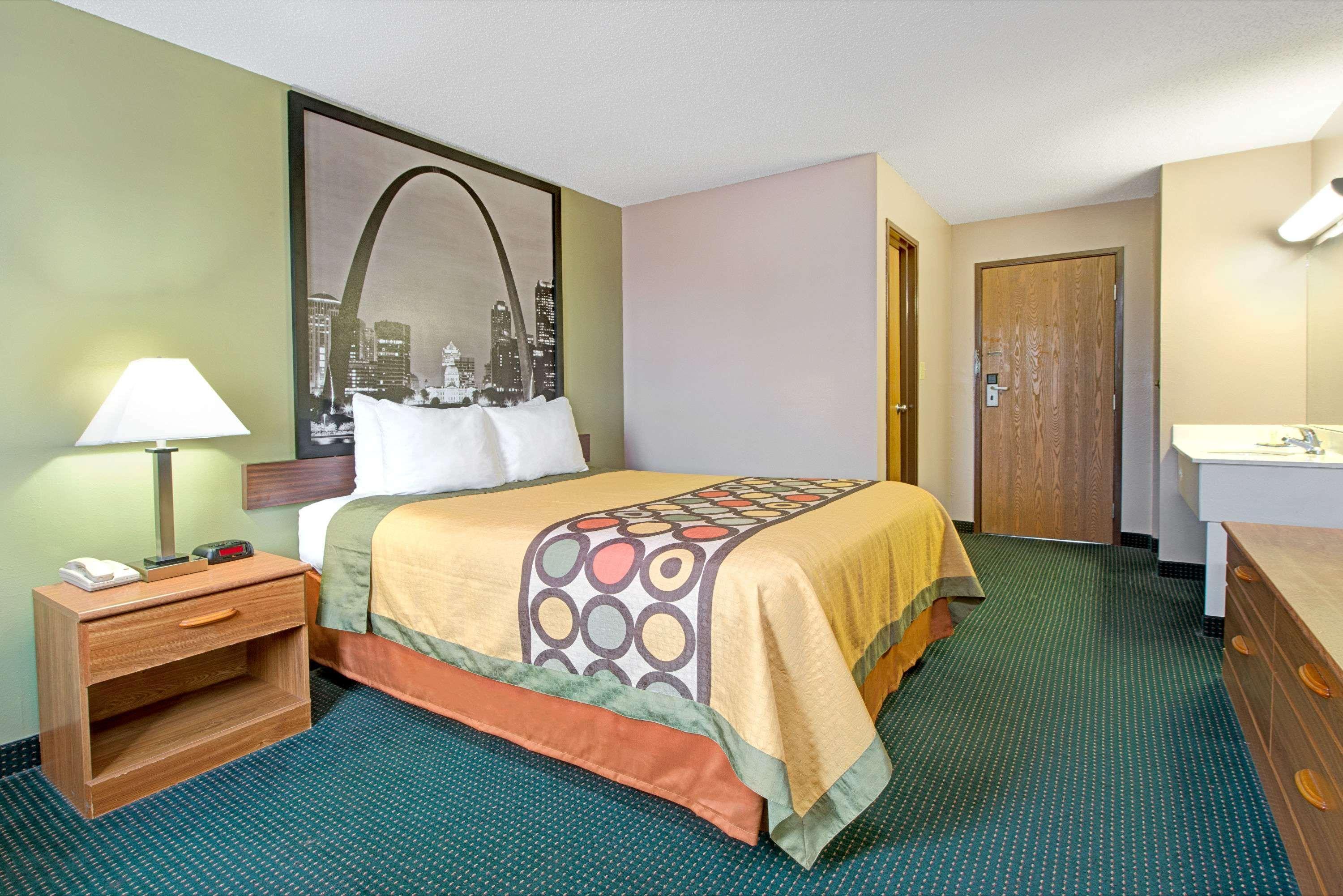 Super 8 by Wyndham Eureka/Six Flags Nearby Hotel Bagian luar foto