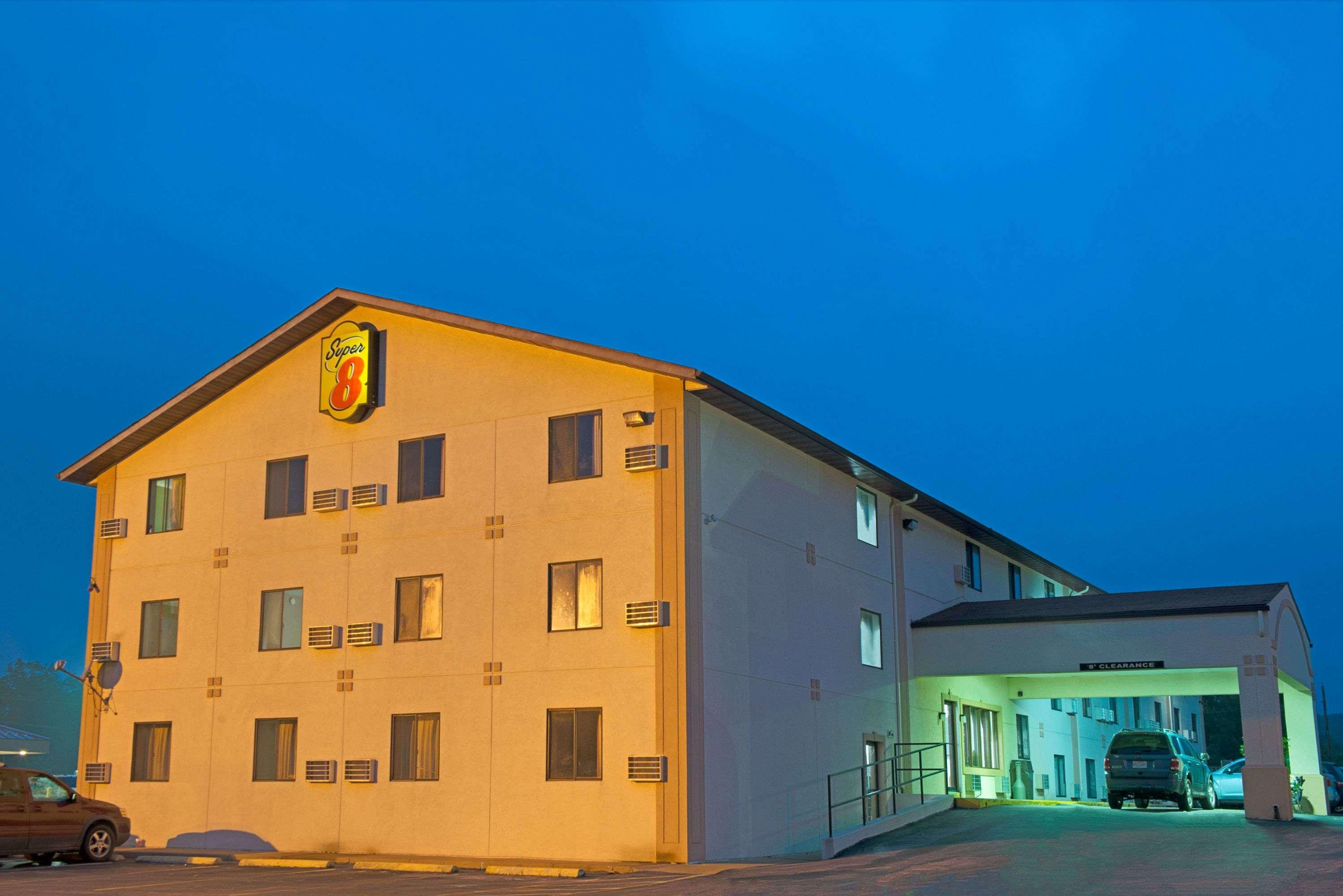 Super 8 by Wyndham Eureka/Six Flags Nearby Hotel Bagian luar foto
