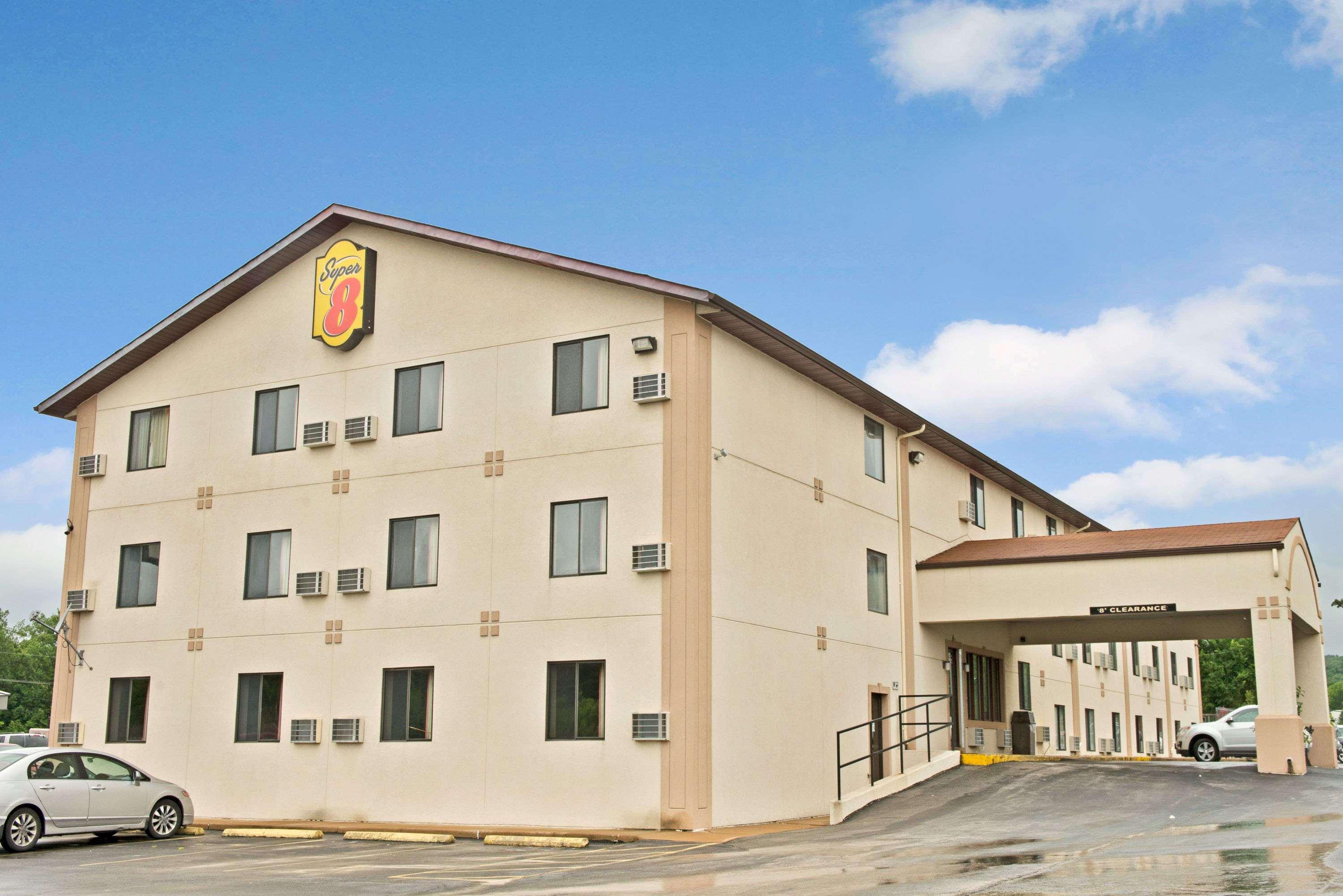 Super 8 by Wyndham Eureka/Six Flags Nearby Hotel Bagian luar foto