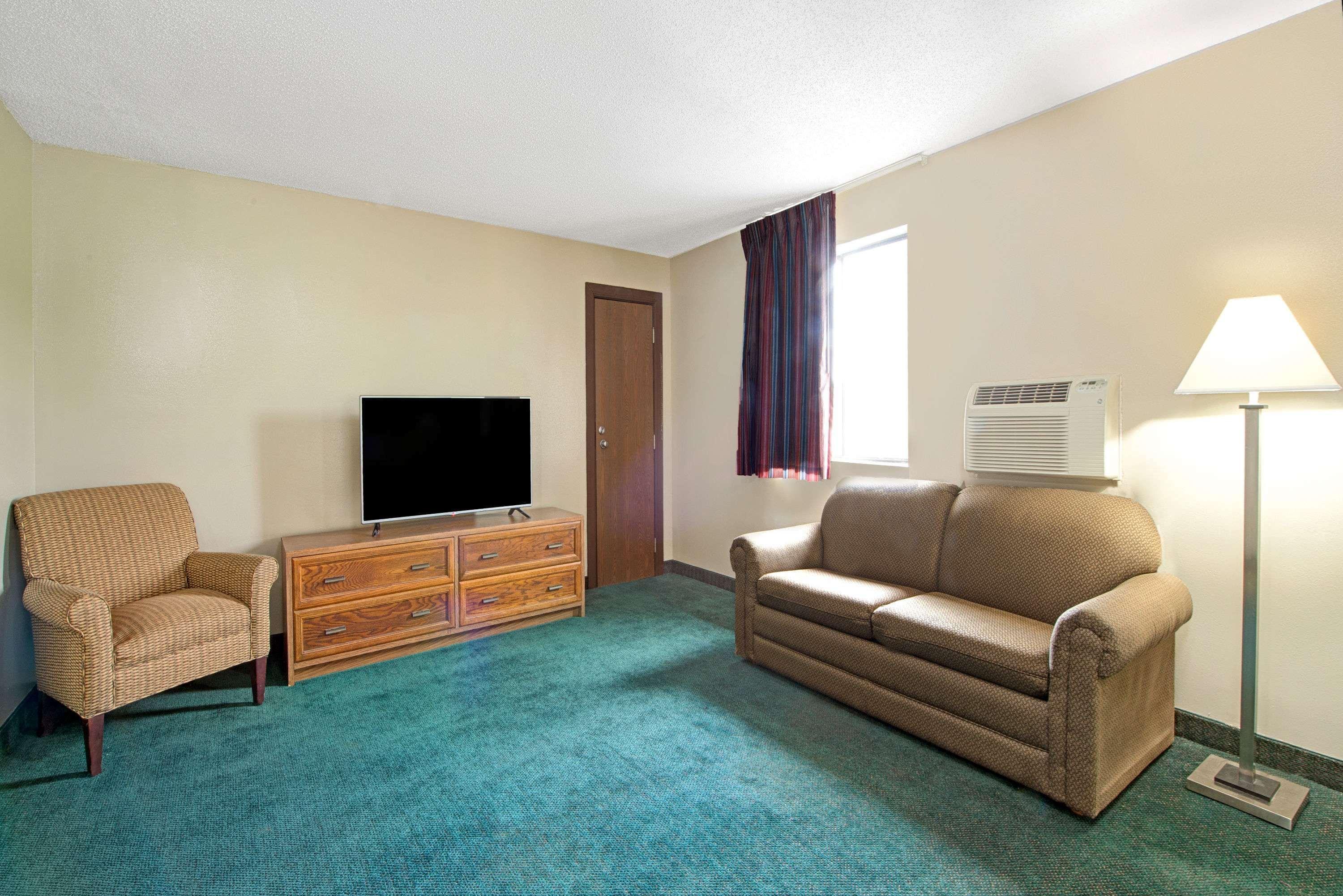 Super 8 by Wyndham Eureka/Six Flags Nearby Hotel Bagian luar foto