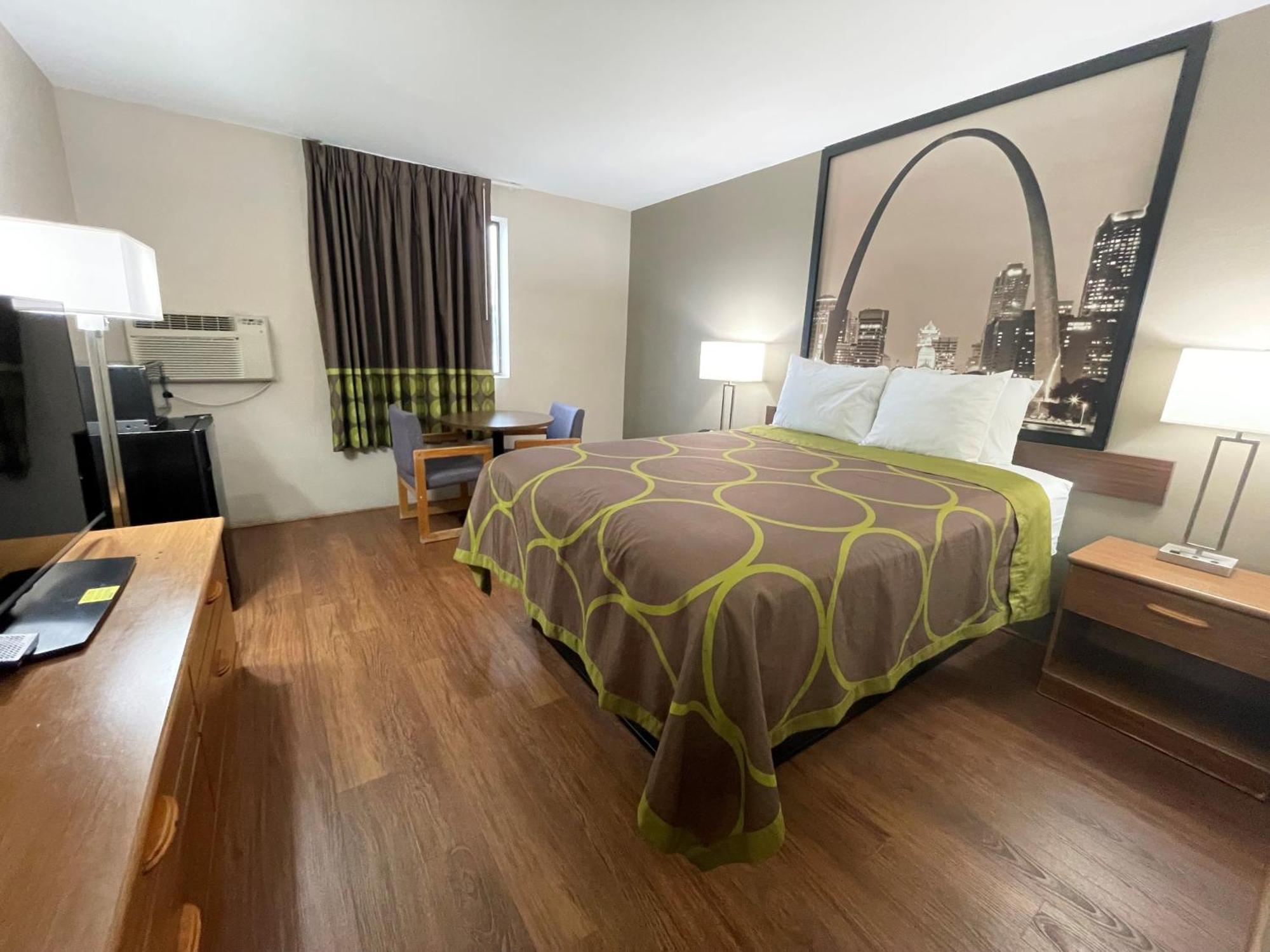 Super 8 by Wyndham Eureka/Six Flags Nearby Hotel Bagian luar foto