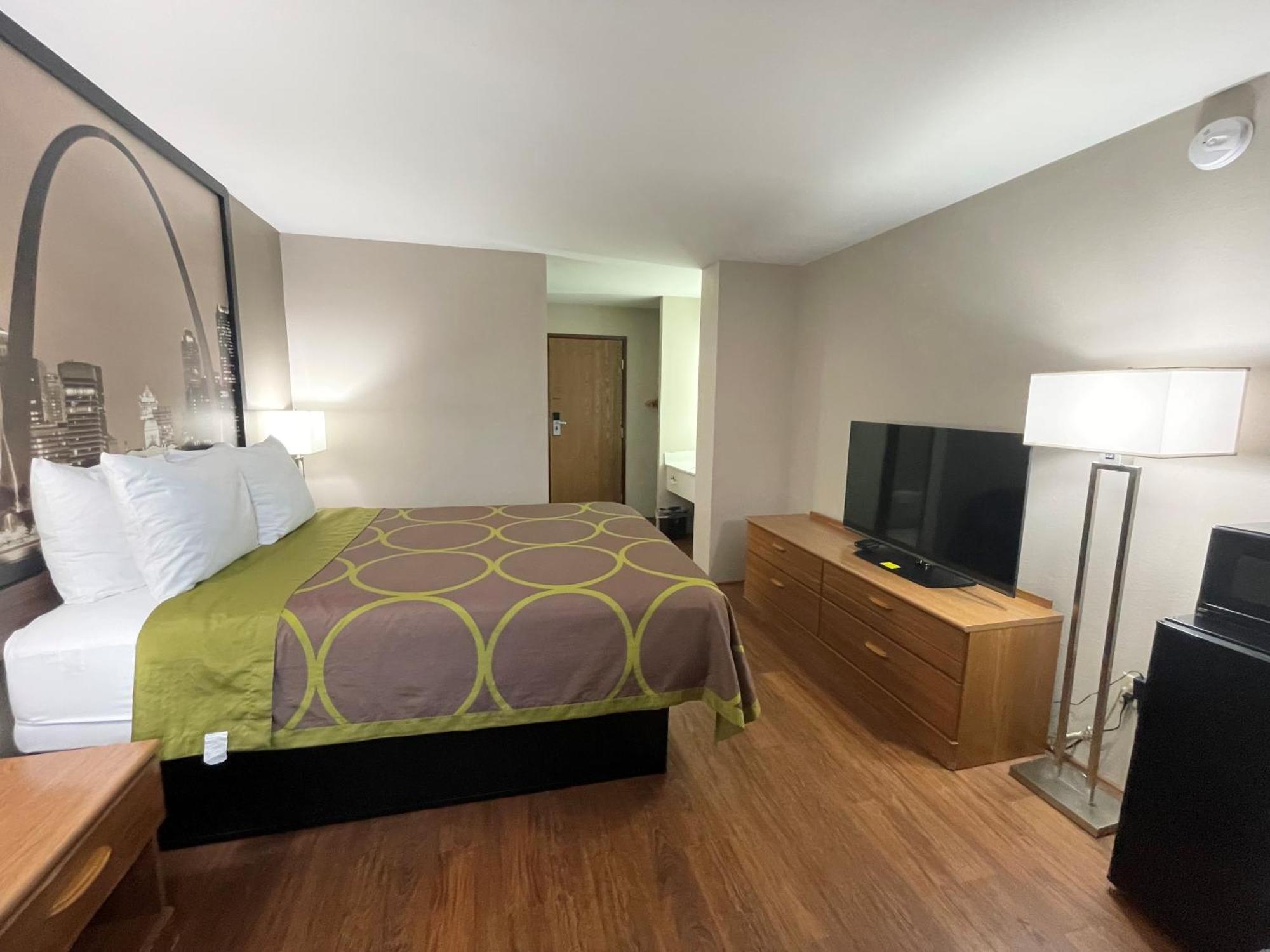 Super 8 by Wyndham Eureka/Six Flags Nearby Hotel Bagian luar foto