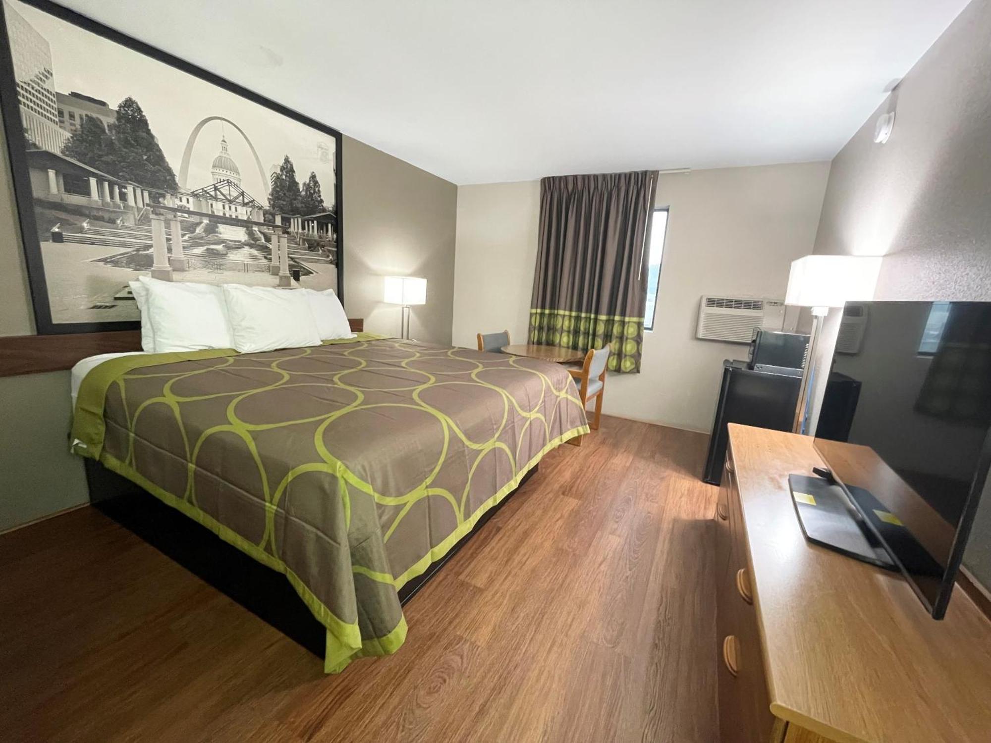 Super 8 by Wyndham Eureka/Six Flags Nearby Hotel Bagian luar foto