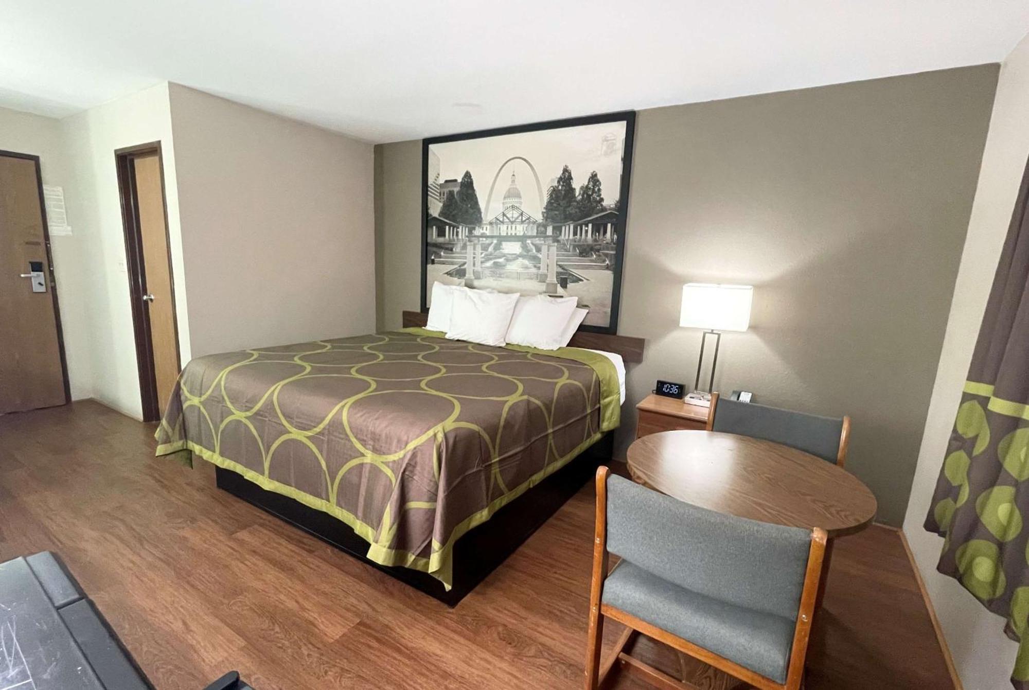 Super 8 by Wyndham Eureka/Six Flags Nearby Hotel Bagian luar foto
