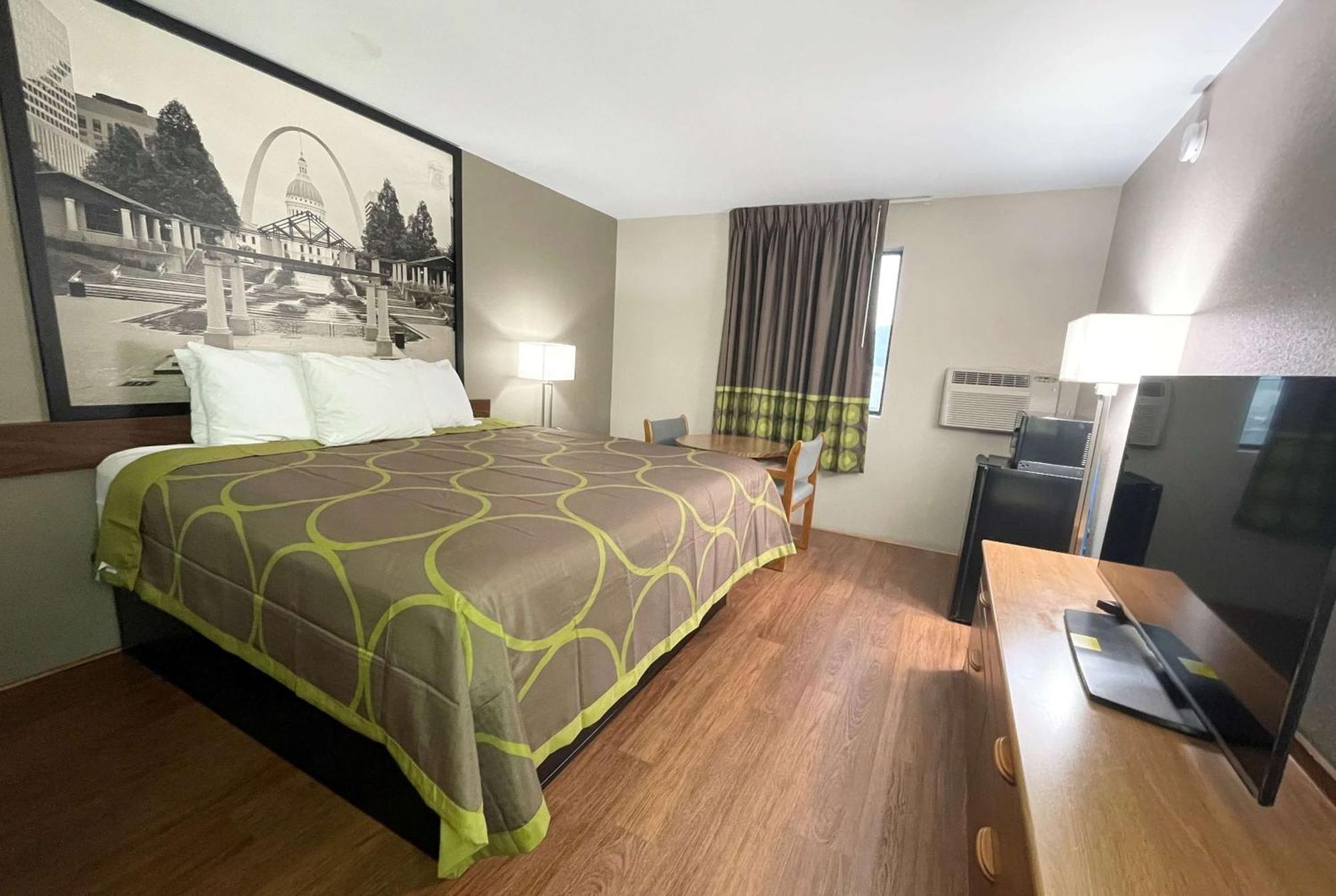 Super 8 by Wyndham Eureka/Six Flags Nearby Hotel Bagian luar foto