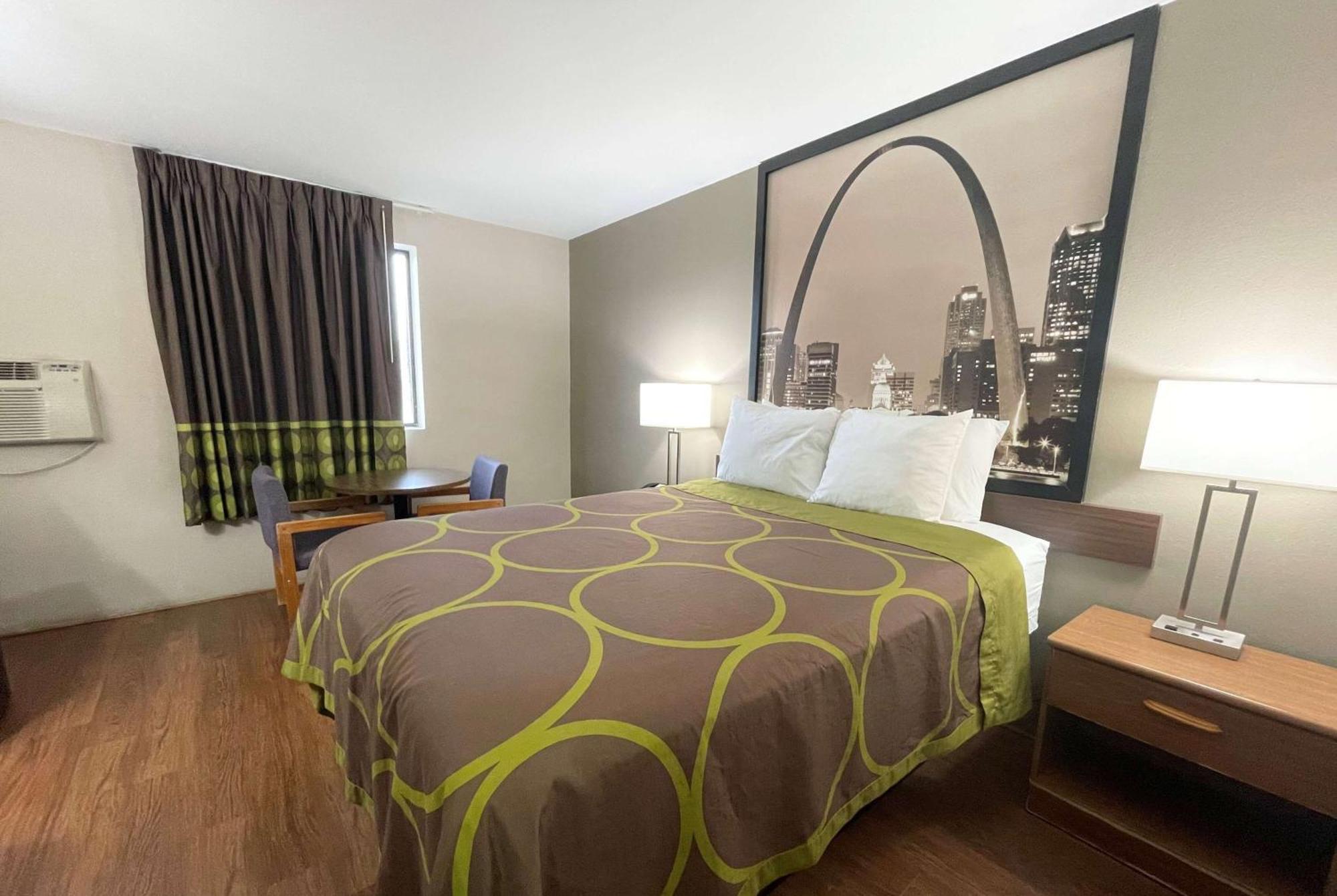 Super 8 by Wyndham Eureka/Six Flags Nearby Hotel Bagian luar foto