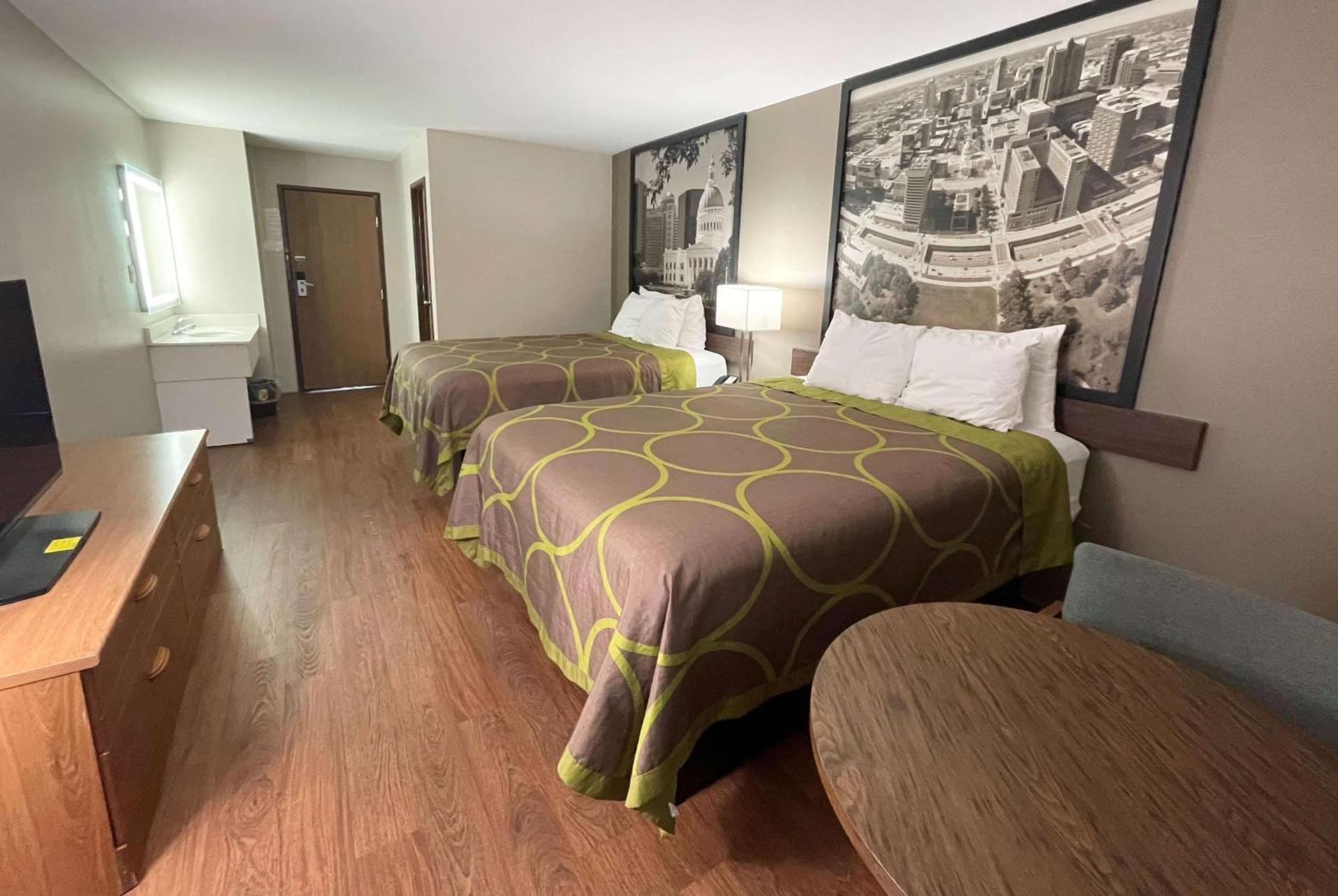 Super 8 by Wyndham Eureka/Six Flags Nearby Hotel Bagian luar foto