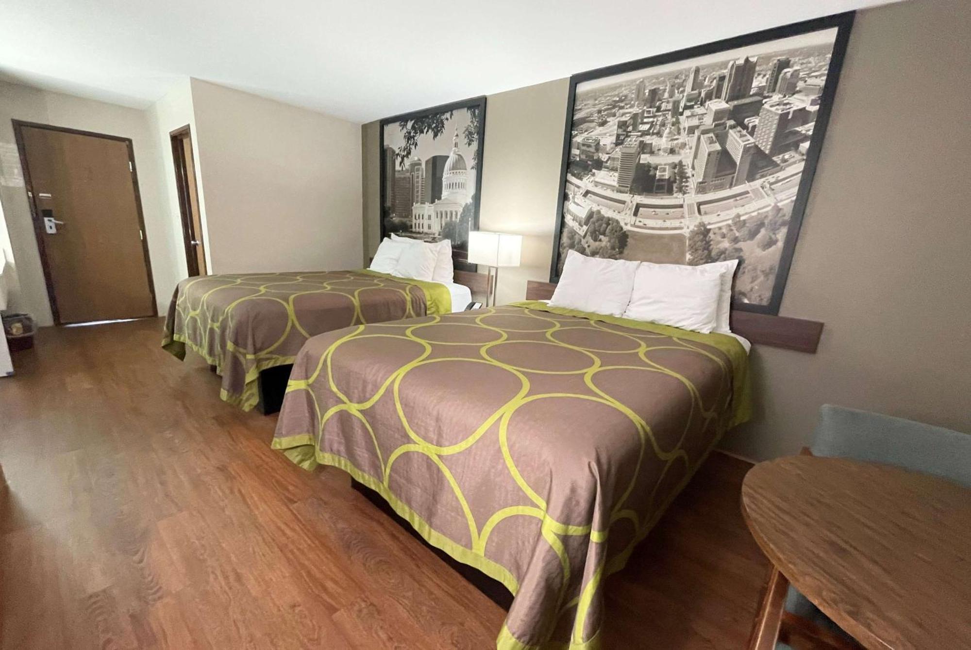 Super 8 by Wyndham Eureka/Six Flags Nearby Hotel Bagian luar foto